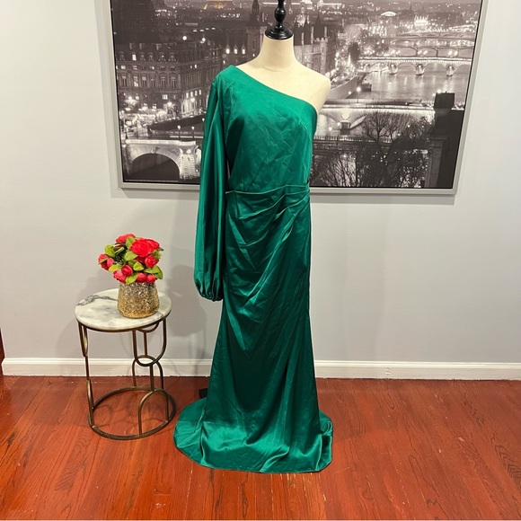 Ieena Mac Duggal Emerald Green Satin Puff Sleeve One Shoulder Gown - Reemoly - Picture 5 of 13